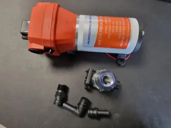 Vandpumpe til trykvand i båd (med pressostat)